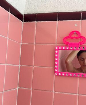 María Evoli Instagram - 28 de mayo 24 
Ya es junio, ¿qué no?
No estoy en la playa 
No hay ventilador
Los granos de arena caen 
¿Te acuerdas como ayer no me podía levantar del piso?
Estoy derretida, ayúuuuuuudameeeeeee
Nos vemos el viernes, eh
La risas con las amigas como ecos
Lo único que me anima tantito en estas tardes de calor