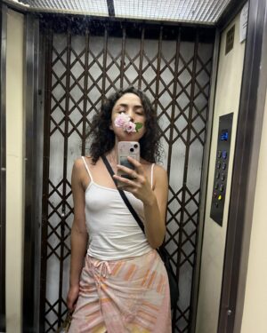 María Evoli Instagram - Sábado 20 de enero 2024 9:36 pm en Colegiales

Este elevador me regresa al sueño.
¿Cuál es la realidad más real?
¿El sueño donde subo y bajo en elevador,
o subir al sexto piso en este otro elevador?
Es la misma cosa. 
Cometí el peor acto. 
Rapté las rosas en la noche.
Sensación de sueño.
En esta otra realidad camino y camino 
como si estuviera loca.