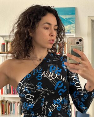 María Evoli Instagram - 4 de marzo 2024

Ya son recuerdos
La fumarola del Popo
El agua, el agua
Mis rodillas raspadas 
Los moretones amarillos
El 29
que se fue febrero
Las tres zanahorias que me regaló la de las flores
La flor de pilón
Me río
El mes del pulque
¡El pulque!
Néctar de dioses 
¿Por qué me encuentro estas cosas?
Miro al suelo, y una cornalina
Marzo
¡Qué calor!