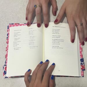 María Evoli Instagram - Ayer, que fue sábado 22 de junio del 2024, se presentó mi primer poemario Hoy voy a ver el cielo. 
Gracias por acompañarme, por motivarme y por el honor de sus palabras @lazarogabinorodriguez y @catalinaberarducci 
¡Gracias vida misteriosa!
@fernanda.montoya.a gracias por tu amistad infinita y por estar en todas conmigo 

Gracias a mis amigxs por estar ahí. ¡Gracias gracias gracias! ¡Gracias a quienes han apoyado esto y lo han comprado!

Y gracias @pitzileinbooks y @sonidoberenice por haberme ayudado a que este poemario existiera