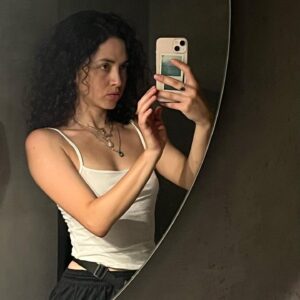 María Evoli Instagram - Hoy es lunes 15 de enero del 2024 y estoy en el sur.
Hay flores. 
Hay muchos árboles. 
Hace calor.
Ella me dijo que su aroma favorito es el de la flor del tilo.
No he vuelto a ver ese árbol de las flores de pelitos que huelen divino. 
La falda rosa se rompió; aún la puedo coser. Se sustituyó por un vestido negro.
La remera de rayas la guardaré, puede volverse un trapo, o tal vez la siga usando.
No quiero dejar de caminar jamás. 
¿Para qué camino?, apunté en el cuaderno.
Tal vez quiero estar siempre en un lugar que no es el mío. ¿Cuál es mi lugar? 
Para encontrar.
Para que el cuerpo duela.
Para inventar.