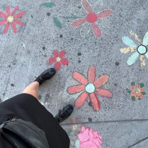 María Evoli Instagram - Hoy es lunes 15 de enero del 2024 y estoy en el sur.
Hay flores. 
Hay muchos árboles. 
Hace calor.
Ella me dijo que su aroma favorito es el de la flor del tilo.
No he vuelto a ver ese árbol de las flores de pelitos que huelen divino. 
La falda rosa se rompió; aún la puedo coser. Se sustituyó por un vestido negro.
La remera de rayas la guardaré, puede volverse un trapo, o tal vez la siga usando.
No quiero dejar de caminar jamás. 
¿Para qué camino?, apunté en el cuaderno.
Tal vez quiero estar siempre en un lugar que no es el mío. ¿Cuál es mi lugar? 
Para encontrar.
Para que el cuerpo duela.
Para inventar.