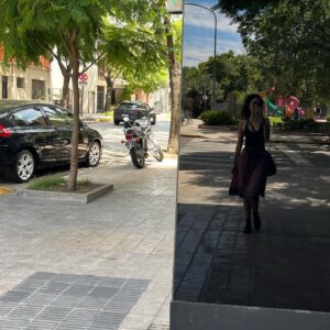 María Evoli Instagram - Hoy es lunes 15 de enero del 2024 y estoy en el sur.
Hay flores. 
Hay muchos árboles. 
Hace calor.
Ella me dijo que su aroma favorito es el de la flor del tilo.
No he vuelto a ver ese árbol de las flores de pelitos que huelen divino. 
La falda rosa se rompió; aún la puedo coser. Se sustituyó por un vestido negro.
La remera de rayas la guardaré, puede volverse un trapo, o tal vez la siga usando.
No quiero dejar de caminar jamás. 
¿Para qué camino?, apunté en el cuaderno.
Tal vez quiero estar siempre en un lugar que no es el mío. ¿Cuál es mi lugar? 
Para encontrar.
Para que el cuerpo duela.
Para inventar.