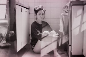 María Evoli Instagram - Un autorretrato de uno de esos tiempos donde dejo de ser yo, la que conozco, y no entiendo nada. noviembre 2023, puede ser. #35mm