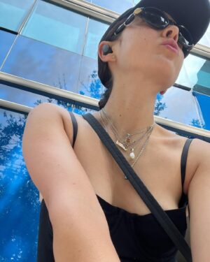 María Evoli Instagram - 12 de enero, Buenos Aires
Cuando camino 
habito todas mis vidas
En una de ellas 
en lugar de celular en las manos
había un mapa extendido
En otra 
caminaba con los ojos cerrados
guiada por el aroma de una flor