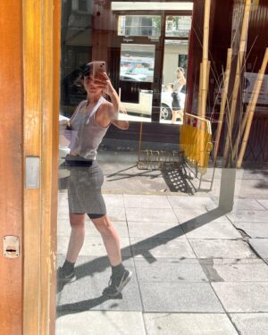 María Evoli Instagram - 12 de enero, Buenos Aires
Cuando camino 
habito todas mis vidas
En una de ellas 
en lugar de celular en las manos
había un mapa extendido
En otra 
caminaba con los ojos cerrados
guiada por el aroma de una flor