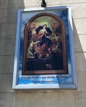 María Evoli Instagram - 12 de enero, Buenos Aires
Cuando camino 
habito todas mis vidas
En una de ellas 
en lugar de celular en las manos
había un mapa extendido
En otra 
caminaba con los ojos cerrados
guiada por el aroma de una flor