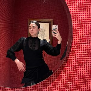 María Evoli Instagram - Un año que se va. Un año misterioso para abrir los ojos ante los sueños. Saber que el mal está, el bien también. ¿Qué se elige ver? Que el misterio permanezca, sabiendo todo lo que ocurre. No ser arrasada por las olas, flotar en ellas. Limpiar el cielo para que se abra el mundo.