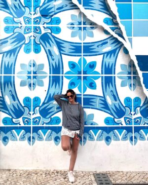 Maria Faleiro Instagram - Paredes bonitas portuguesas 📸
#algarve #portugal #rua #ruaportuguesa #corazul #mural #arabesco #brancoeazul #paragem #atriz