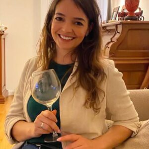 Maria Faleiro Instagram - Ganhámos tempo. Vamos usá-lo com juízo! ‘Cheers’ 🍷 
#cheers #bomvinho #boacompanhia #desconfinar #comjuízo #responsabilidade #ganhartempo #primavera #abril2021 #atriz