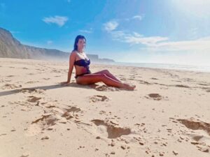 Maria Faleiro Instagram - Algures numa praia deserta 🐚
#praiasdeportugal #praiadeserta #praiasecreta #diasdesol #areia #mar #bestpic