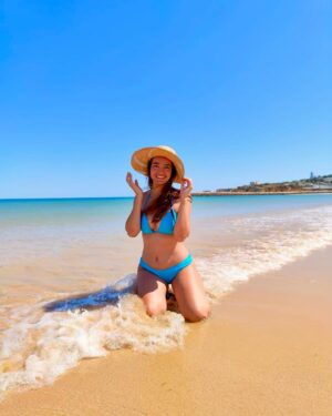 Maria Faleiro Instagram - Vida de praia, muito entediada! 
🐚💦🏖️🎏

📸 @catarina_guerreiro 
#praia #lagos #portugal #feriascomamigos #cumprirtradições #sol #mar #azul