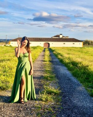 Maria Faleiro Instagram - Sobre campo, verde e um casamento concretizado. 
Que dia feliz! 🍀 

Amor amor e amor aos meus queridos @carlosmmcunha e @marisalopescarvalho 🤍

#casamentocampo #março2023 #primavera #verde #amor #diafeliz