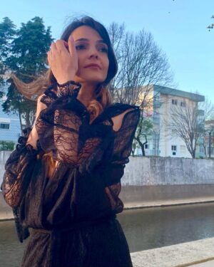 Maria Faleiro Instagram - Coisas boas também acontecem na segunda-feira 📷
#segundafeira #terminaromês #atriz #coisasboas #primavera #sol #2021 #vestidopreto #eu