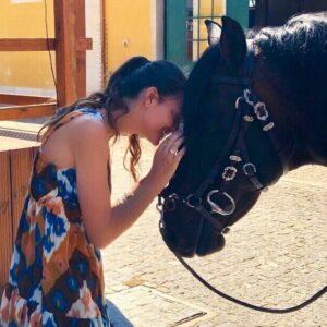 Maria Faleiro Instagram - C.U.M.P.L.I.C.I.D.A.D.E 🐎 
Há 3 anos recebi o convite para apresentar mensalmente as galas da @arte.equestre. Consequentemente, abracei também os espetáculos infantis e descobri todo um magnífico mundo sobre cavalos belos e inteligentes. 
O Cavalo Lusitano é português, nosso e sente-se! 
#epae #picadeirohenriquecalado #apresentadora #atriz #galas #espetáculo #espetáculosinfantis #cavaloslusitanos #cumplicidade #afeto #coisalinda #fazeroqueseama