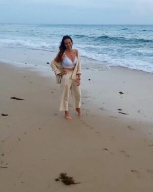 Maria Faleiro Instagram - “Mar, metade da minha alma é feita de maresia
Pois é pela mesma inquietação e nostalgia,
Que há no vasto clamor da maré cheia,
Que nunca nenhum bem me satisfez.
E é porque as tuas ondas desfeitas pela areia
Mais fortes se levantam outra vez,
Que após cada queda caminho para a vida,
Por uma nova ilusão entontecida.”
Sophia de Mello Breyner Andresen
#mar #poesia #sophiamellobreyner #marportuguês #resiliência #persistência #mulher #atriz #azul #ondas #caminho