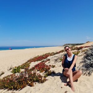 Maria Faleiro Instagram - Este Maio cheio de ☀️🐚🌸🤍

#sol #mar #praia #conchas #flores #alegria #maio #praiasdeportugal #alentejolovers #melides