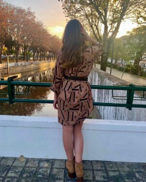 Maria Faleiro Instagram - 2020, final de tarde e um pôr-do-sol esplêndido. 
2021 que venha carregado de luz. 
#votos #desejos #desejo2021 #terminaroano #fim2020 #finaltarde #pôrdosol #luz #alegria #paz #esplêndido #futuro