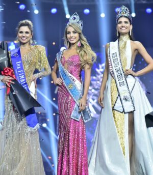 Maria Fernanda Rivero Instagram - Hoy culmina una de las etapas más lindas que pude vivir, me despido con el corazón lleno de gratitud y orgullo. Ha sido un honor para mi representar la belleza y diversidad de nuestro país, cada momento vivido fue invaluable! 
El ser su Miss Bolivia Mundo ha sido una experiencia transformadora llena de aprendizaje y crecimiento personal. 
Agradezco a mi familia, amigos, mi organización y a todos ustedes quienes han sido parte de esta linda experiencia en especial a mis bolivianos por su inquebrantable apoyo y amor. 
Siempre llevaré conmigo estos recuerdos y el compromiso de seguir contribuyendo al mundo con amor y esperanza!
A mi sucesora, le deseo todo el éxito y felicidad en esta maravillosa aventura. Sé que llevará nuestra corona con gracia y dedicación, continuando con el legado de representar lo mejor de Bolivia ante el mundo. 🤍