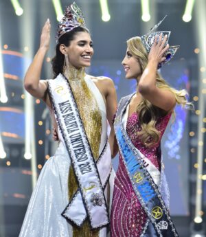Maria Fernanda Rivero Instagram - Hoy culmina una de las etapas más lindas que pude vivir, me despido con el corazón lleno de gratitud y orgullo. Ha sido un honor para mi representar la belleza y diversidad de nuestro país, cada momento vivido fue invaluable! 
El ser su Miss Bolivia Mundo ha sido una experiencia transformadora llena de aprendizaje y crecimiento personal. 
Agradezco a mi familia, amigos, mi organización y a todos ustedes quienes han sido parte de esta linda experiencia en especial a mis bolivianos por su inquebrantable apoyo y amor. 
Siempre llevaré conmigo estos recuerdos y el compromiso de seguir contribuyendo al mundo con amor y esperanza!
A mi sucesora, le deseo todo el éxito y felicidad en esta maravillosa aventura. Sé que llevará nuestra corona con gracia y dedicación, continuando con el legado de representar lo mejor de Bolivia ante el mundo. 🤍