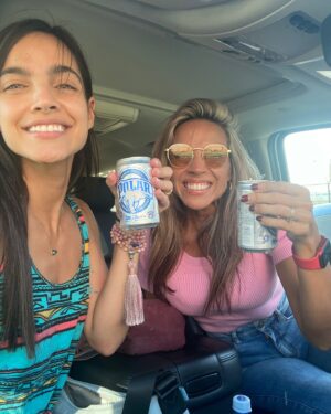 María Gabriela de Faría Instagram - Proteger y luchar por un país empieza por amarlo.
Por celebrarlo. 
Hoy celebramos nuestra independencia como venezolanos y se siente más importante que nunca. 

Celebremos la valentía que nos dio nuestra independencia en el pasado, con acciones firmes en el presente y los ojos puestos en el futuro que sólo nosotros podemos darnos. 

Se lo debemos a los jóvenes que han creído en ese futuro en los últimos años y que hoy ya no están con nosotros.
Se lo debemos a sus madres. 
Nos lo debemos a nosotros mismos. 

Creo que la mejor manera de reclamar nuestra libertad de vuelta es saliendo a votar este 28 de Julio.
Es lo único que podemos hacer en este momento por nuestra tierra, por nosotros mismos, y quedarnos de brazos cruzados no es una opción. 
Me llena de emoción pensar que vamos a demostrar por qué somos el Bravo Pueblo. 

#ManoTengoFe en nosotros. 🇻🇪❤️