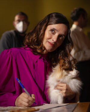Maria João Pinho Instagram - “ — Por favor, madame, tira as patas, por favor, as patas do seu cão de cima da mesa, que a gerência agradece. “

Estreia hoje, 12 de Maio UM FILME EM FORMA DE ASSIM de João Botelho, a partir de Alexandre O’Neill, escrito pelo realizador e por @oliveiramariantonia20 .

@o_cinema_de_joaobotelho @ar_de_filmes @artistglobalmanagement #cinemaportugues #joaobotelho #alexandreoneill