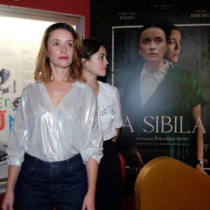 Maria João Pinho Instagram - Quinta-feira, 12 de Outubro, chegou às salas de cinema portuguesas A SIBILA. 

Trata-se da adaptação do romance homónimo de Agustina Bessa-Luís, que retrata a relação entre uma jovem escritora e a sua tia, personagens vibrantes inspiradas em figuras reais, a viver no interior norte de Portugal em meados do século XX. Sentimentos de ciúme, admiração e o complexo magnetismo entre duas mulheres fortes são retratados magnificamente pela grande escritora portuguesa no seu livro mais icónico, adaptado ao cinema com grande precisão por Eduardo Brito, responsável pelo argumento e realização. 

O elenco é vasto e estelar: Maria João Pinho, Joana Ribeiro, Raimundo Cosme, Simão Cayatte, Sandra Faleiro, João Pedro Vaz, Diana Sá, Emília Silvestre, Ricardo Vaz Trindade, Marcello Urgeghe, Madalena Aragão, Rui Neto, Dinis Gomes, Rita Martins, Gustavo Sumpta, Valdemar Santos, Mariana Costa, Ricardo Lagartinho Lopes; e com a participação especial de Ana Padrão. 

Agradeço a toda a equipa por todo o companheirismos, e um agradecimento especial ao Francisco Veloso ❤️

Convido-vos a assistir ao filme, agora nos cinemas! ✨

Fotografias da estreia @yolgasmaria 

@leopardofilmes @rtppt @artistglobalmanagement