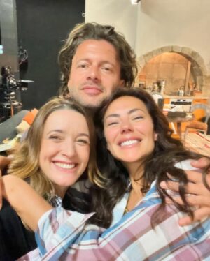 Maria João Pinho Instagram - ÚLTIMO DIA DE UM ENCONTRO FELIZ! 

Foi neste “ porto de abrigo “ que vivi estes últimos tempos, rodeada e acarinha por uma maravilhosa e dedicada equipa. Obrigada a TODOS pelo que partilhamos juntos.
Admiro-vos, respeito-vos e agradeço-vos.
Esta ilha fica guardada em mim. 

Um especial obrigada ao @mac3costa e à @sicoficial , @sicnovelasoficial , obrigada @sptelevisao , obrigada @artistglobalmanagement 

À minha família próxima @romeucostactor , @analopes_______ , @vitor_silva_costa , @inessafrias , @andapacheco , @juliapalha , @sofiarribeiro , @afonso_pimentel e a TOD@S AS SENHORAS DESTE MAR —— ADORO-VOS!🩵🩵🩵🩵🩵🩵🩵🩵🩵🩵🩵🩵🩵🩵