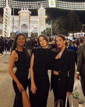 María Lamela Instagram - Al quinto día resucitó y empieza a compartir fotos📸 
Noche del “pescaito” con vestido de @koahari.spain 🥰@fabracomunicacion 💕🍷💃 y