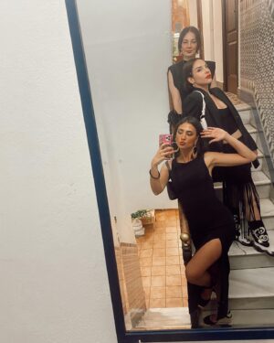 María Lamela Instagram - Al quinto día resucitó y empieza a compartir fotos📸 
Noche del “pescaito” con vestido de @koahari.spain 🥰@fabracomunicacion 💕🍷💃 y