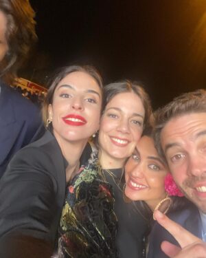 María Lamela Instagram - Al quinto día resucitó y empieza a compartir fotos📸 
Noche del “pescaito” con vestido de @koahari.spain 🥰@fabracomunicacion 💕🍷💃 y