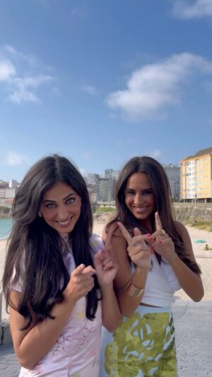 María Lamela Instagram - Ayer fue un día mágico y gallego (valga la redundancia) en la presentación de ‘Microdramas’ en @vazvastores y teníamos que hacer este vídeo con el paisaje que veíamos mientras lo presentábamos🌅. Millones de gracias a todxs por venir ❤️ os quiero y a @oribuofficial en especial por dejarme este vestidazo. Creo que mi partner in drama @mvdoble se lo pasó bien también en nuestra terriña ✨(sobre todo vía oral🐙)