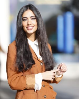 María Lamela Instagram - Como en 3 días me voy a la Selva, voy a subir mis últimas fotos ‘blanqueiras’ para despedirme de mi NO-more-NO 🤣👋🏽🌎 gracias a @f_r_zphotography 📸 y a la chaqueta de mi madriña Mari Luz que tiene más de 20 años 💕✨