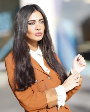 María Lamela Instagram - Como en 3 días me voy a la Selva, voy a subir mis últimas fotos ‘blanqueiras’ para despedirme de mi NO-more-NO 🤣👋🏽🌎 gracias a @f_r_zphotography 📸 y a la chaqueta de mi madriña Mari Luz que tiene más de 20 años 💕✨