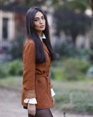 María Lamela Instagram - Como en 3 días me voy a la Selva, voy a subir mis últimas fotos ‘blanqueiras’ para despedirme de mi NO-more-NO 🤣👋🏽🌎 gracias a @f_r_zphotography 📸 y a la chaqueta de mi madriña Mari Luz que tiene más de 20 años 💕✨