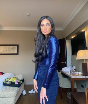 María Lamela Instagram - Una no tiene tiempo para arreglarse presentar un evento y recoger la habitación pero al menos se da cuenta de que sale una maleta en la foto y la aparta 💅💅💅💅💅💅 sigo en shock con el vestido diva espacial 🛸🛸🛸 @koahari.spain