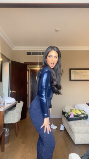 María Lamela Instagram - Ready para el aniversario de @quincemil15000 con vestido de @koahari.spain @fabracomunicacion 💕💕(las transiciones no son lo mío)