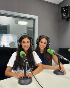 María Lamela Instagram - El ‘Microdramas’ tour ha empezado 🚎🚎
Con @efe_noticias y @ondacero Valencia como aplaudidoras profesionales al unísono 👏🏼👏🏼