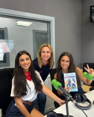 María Lamela Instagram - El ‘Microdramas’ tour ha empezado 🚎🚎
Con @efe_noticias y @ondacero Valencia como aplaudidoras profesionales al unísono 👏🏼👏🏼