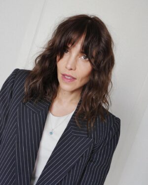 María Luisa Mayol Instagram - New look por @ivangomez 🩶
#newlook #actriz #ivangomez