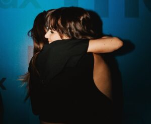 María Luisa Mayol Instagram - Gracias @hbomaxes. Linda noche celebrando la grandeza de lo ya hecho y la ilusión de lo que está por venir. 
Gracias @davidxdyp por ser tan maravilloso. Qué suerte tengo de tenerte cerca. Eventazo de alto nivel @dypcomunicacion, los mejores SIEMPRE 🌟
Gracias @victorlafuentephoto por las lindas fotos. 

Gracias siempre al mejor equipo del mundo mundial  @capelliercapellier @elleme @ysl @robertosiguero @lucerohurtadonails @albanavamakeup @lancomeofficial @beautyexpertlancome @melturlay @nenasanzraab @kuranda_agencia @noeliasalc @adelaidecarlo