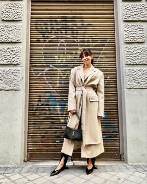 María Luisa Mayol Instagram - Exterior, calle. 
Antes de la premier de “Las largas sombras” una serie maravillosa con unas interpretaciones majestuosas. 
Bravas todas.! 10 de mayo por @disneypluses no se la pierdan! 

Thank you to all the team:
Clothes by @capelliercapellier by @rokhofficial @hm @ysl 
photography @eduramirezc 
Nails @lucerohurtadonails 
Make up @robertosiguero @beautyexpertlancome @lancomeofficial 
@nenasanzraab 
@kuranda_agencia 
#premier #makeup #laslargassombras #madrid #actriz