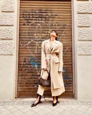 María Luisa Mayol Instagram - Exterior, calle. 
Antes de la premier de “Las largas sombras” una serie maravillosa con unas interpretaciones majestuosas. 
Bravas todas.! 10 de mayo por @disneypluses no se la pierdan! 

Thank you to all the team:
Clothes by @capelliercapellier by @rokhofficial @hm @ysl 
photography @eduramirezc 
Nails @lucerohurtadonails 
Make up @robertosiguero @beautyexpertlancome @lancomeofficial 
@nenasanzraab 
@kuranda_agencia 
#premier #makeup #laslargassombras #madrid #actriz
