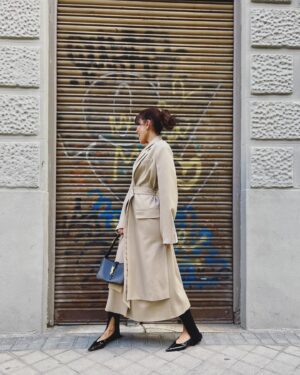 María Luisa Mayol Instagram - Exterior, calle. 
Antes de la premier de “Las largas sombras” una serie maravillosa con unas interpretaciones majestuosas. 
Bravas todas.! 10 de mayo por @disneypluses no se la pierdan! 

Thank you to all the team:
Clothes by @capelliercapellier by @rokhofficial @hm @ysl 
photography @eduramirezc 
Nails @lucerohurtadonails 
Make up @robertosiguero @beautyexpertlancome @lancomeofficial 
@nenasanzraab 
@kuranda_agencia 
#premier #makeup #laslargassombras #madrid #actriz