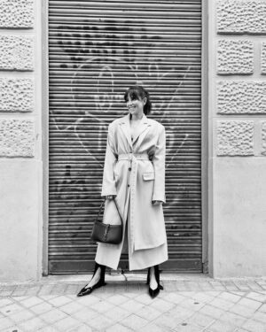 María Luisa Mayol Instagram - Exterior, calle. 
Antes de la premier de “Las largas sombras” una serie maravillosa con unas interpretaciones majestuosas. 
Bravas todas.! 10 de mayo por @disneypluses no se la pierdan! 

Thank you to all the team:
Clothes by @capelliercapellier by @rokhofficial @hm @ysl 
photography @eduramirezc 
Nails @lucerohurtadonails 
Make up @robertosiguero @beautyexpertlancome @lancomeofficial 
@nenasanzraab 
@kuranda_agencia 
#premier #makeup #laslargassombras #madrid #actriz