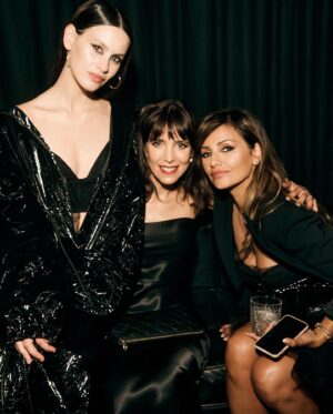 María Luisa Mayol Instagram - Ayer en la galería de arte veta fue la presentación de #Loveshine de @yslbeauty con una espectacular fiesta encabezada por sus dos bellas embajadoras @aitanax y @milenasmitm 
Gran noche a cargo de los mejores del mundo @dypcomunicacion que se lucen con sus espléndidos eventos del glamour. GRACIAS  mi @davidxdyp por cuidarme y mimarme tanto 🖤 
Photo @andresgarlujan 
#makeuplook @evaescolanomkp para @yslbeauty #yslbeauty @jesus_pyn 
Styled by @capelliercapellier @ysl @_wolflamb_ @hardot_official @aristocrazy 
@kuranda_agencia @desireefina @anitagargal 🖤