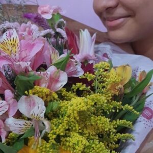 Maria Luiza Galhano Instagram - A toda a equipe de Além da Ilusão e toda equipe da @tvglobo , GRATIDÃO 🥰 #sextamos com essas flores ❤
.
.
#alemdailusao #tvglobo #globoplay
#marialuizagalhano #flowers #gratidao #noveladas6
