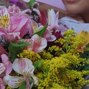 Maria Luiza Galhano Instagram - A toda a equipe de Além da Ilusão e toda equipe da @tvglobo , GRATIDÃO 🥰 #sextamos com essas flores ❤
.
.
#alemdailusao #tvglobo #globoplay
#marialuizagalhano #flowers #gratidao #noveladas6