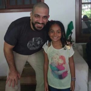 Maria Luiza Galhano Instagram - #tbt que fala? 7 ANOS DE UMA FOTO PRA OUTRA😱 Hoje o @miguelnaderreal Não precisa se agachar tanto rsrsr . Adorei te ver novamente 💛❤💙
.
Click 1 @brunoaraujostudio 

Click 2 ... algum cel do tempo dos dinossauros da nossa família (foi o que deu pra oferecer galera 🤗)