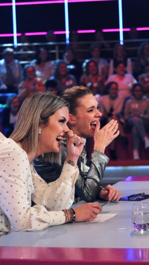 María Mera Instagram - 🤣🥳 Este SÁBADO volvemos a disfrutar de outro #NoiteXigante cunha nova penitencia e coa visita da gran KARINA (@karina_artista_oficial) 😍

📺 Ás 22:00 #NoiteXigante12 en Televisión de Galicia (@tvgalicia)